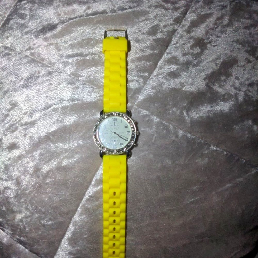 WOMEN'S YELLOW BEZEL SILICONE YELLOW WATCH (DO NOT COME WITH BATTERIES)